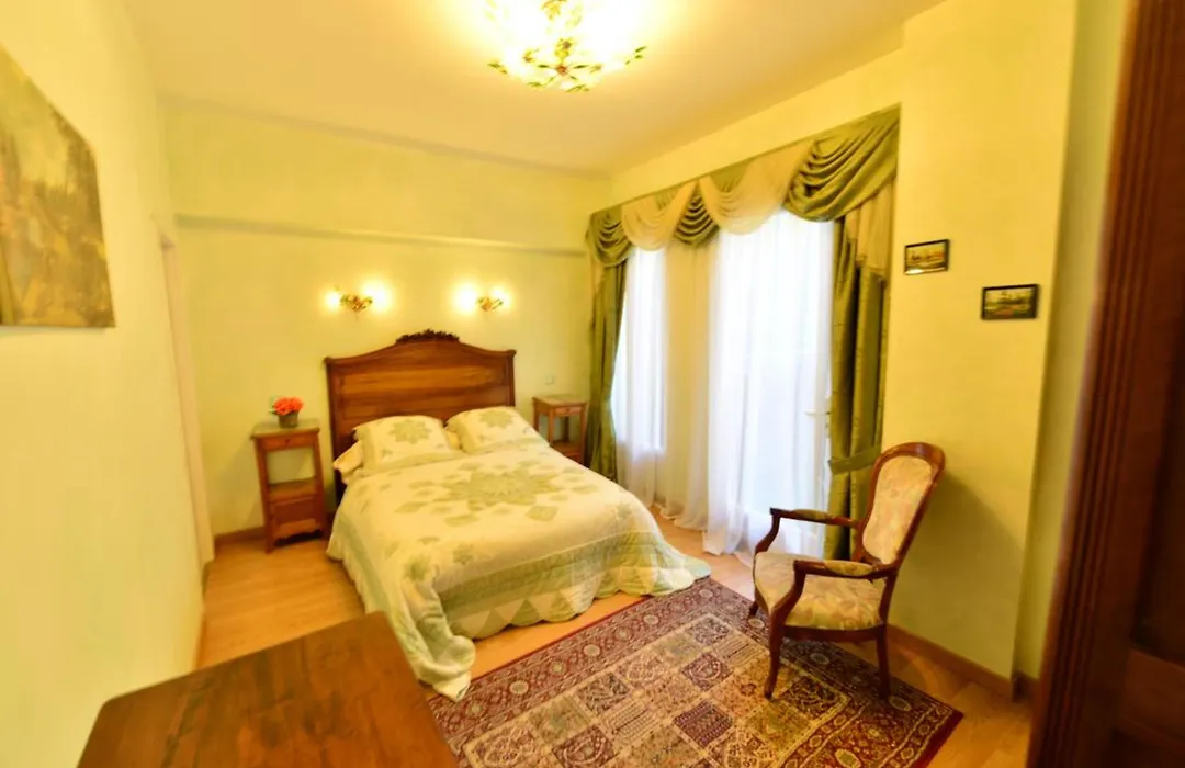 Au Pied du Chateau-1
